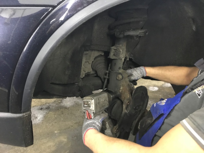 замена переднего амортизатора Volvo